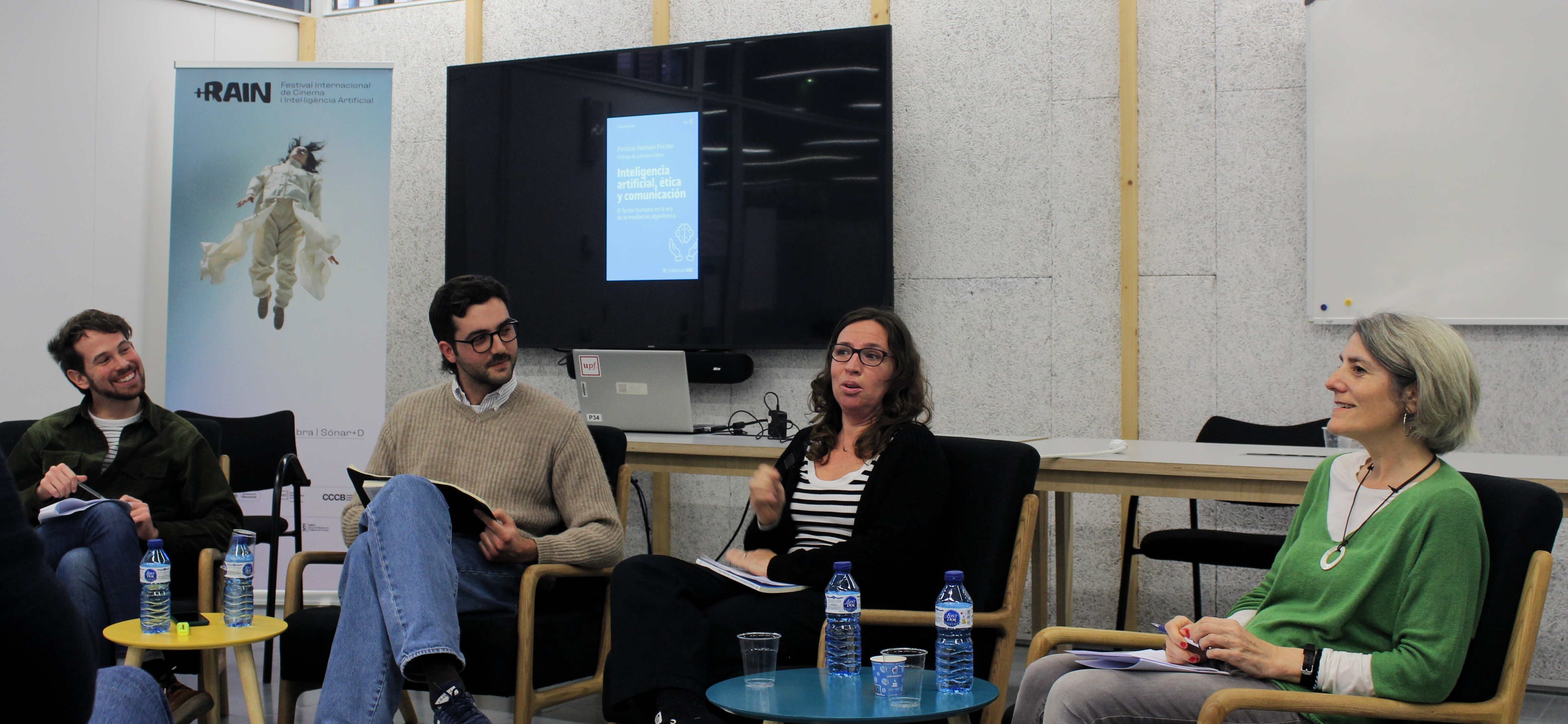 Journalist Patrícia Ventura in conversation with the researchers Roger Cuartielles, Marco Díaz and Karma Peiró./ Espai Arsenal, 27-02-25 Imatge inicial - Journalist Patrícia Ventura in conversation with the researchers Roger Cuartielles, Marco Díaz and Karma Peiró./ Espai Arsenal, 27-02-25