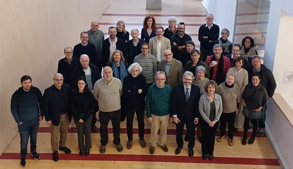 Foto de grup dels participants en la inauguració de les jornades, amb els dos homenatjats al mig de la primera fila Imatge inicial - Foto de grup dels participants en la inauguració de les jornades, amb els dos homenatjats al mig de la primera fila