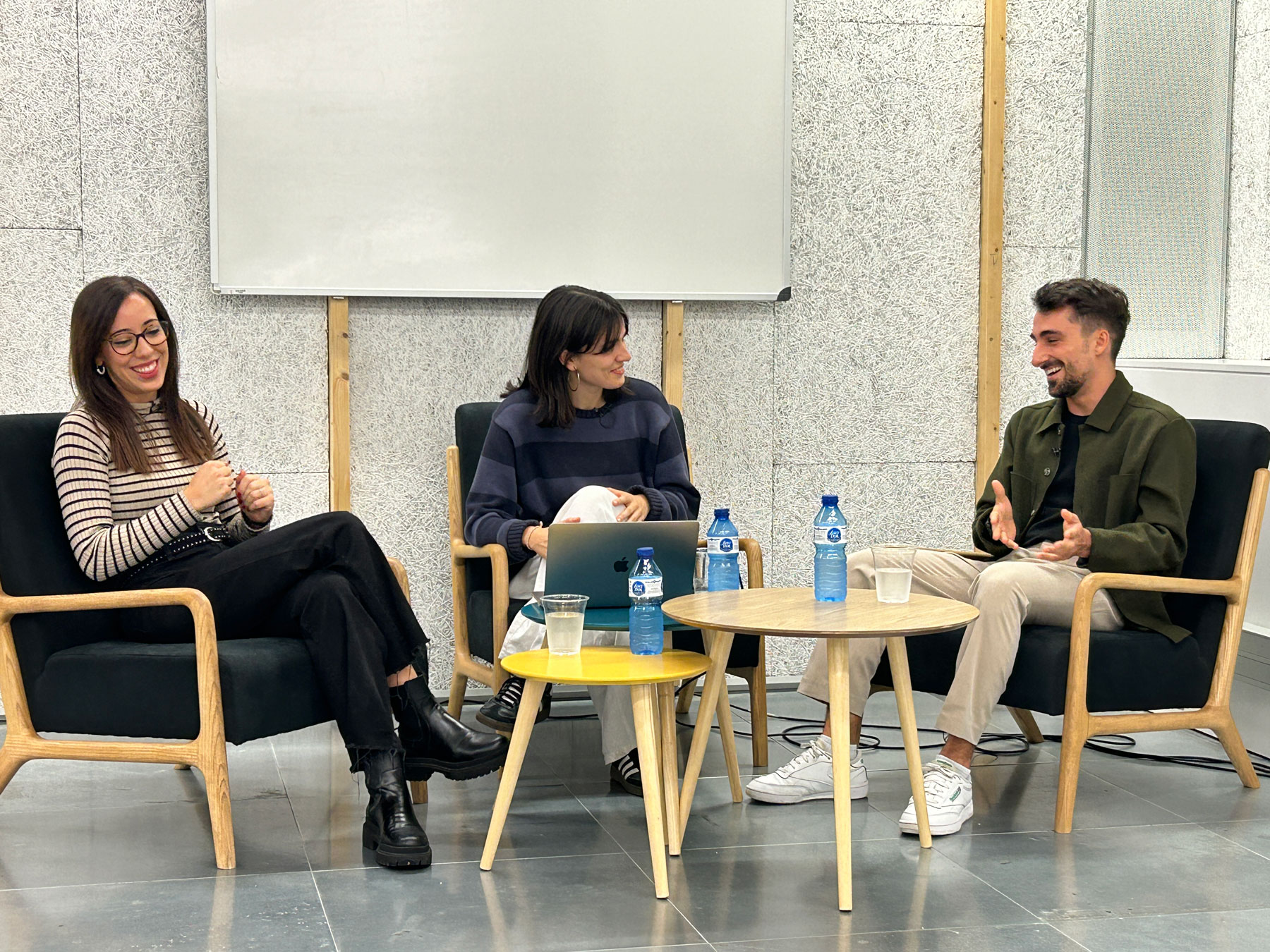 Mireia Dilmé (esquerra), Mariona Gil (centre) i Albert Martínez (dreta) durant la gravació del pòdcast Imatge inicial - Mireia Dilmé (esquerra), Mariona Gil (centre) i Albert Martínez (dreta) durant la gravació del pòdcast