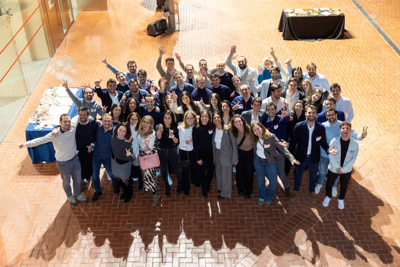 Assistents de la promoció d'Economia i ADE del 2014 al final de l'acte Imatge inicial - Assistents de la promoció d'Economia i ADE del 2014 al final de l'acte