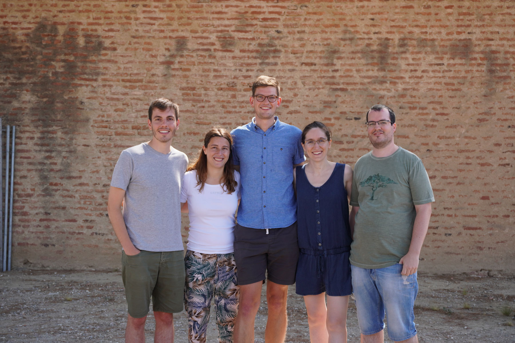 D’esquerra a dreta, Andreu Monfà, Sònia Sunyer, Matthew Bennett, Sílvia Perarnau i Joan Pinyol Imatge inicial - D’esquerra a dreta, Andreu Monfà, Sònia Sunyer, Matthew Bennett, Sílvia Perarnau i Joan Pinyol