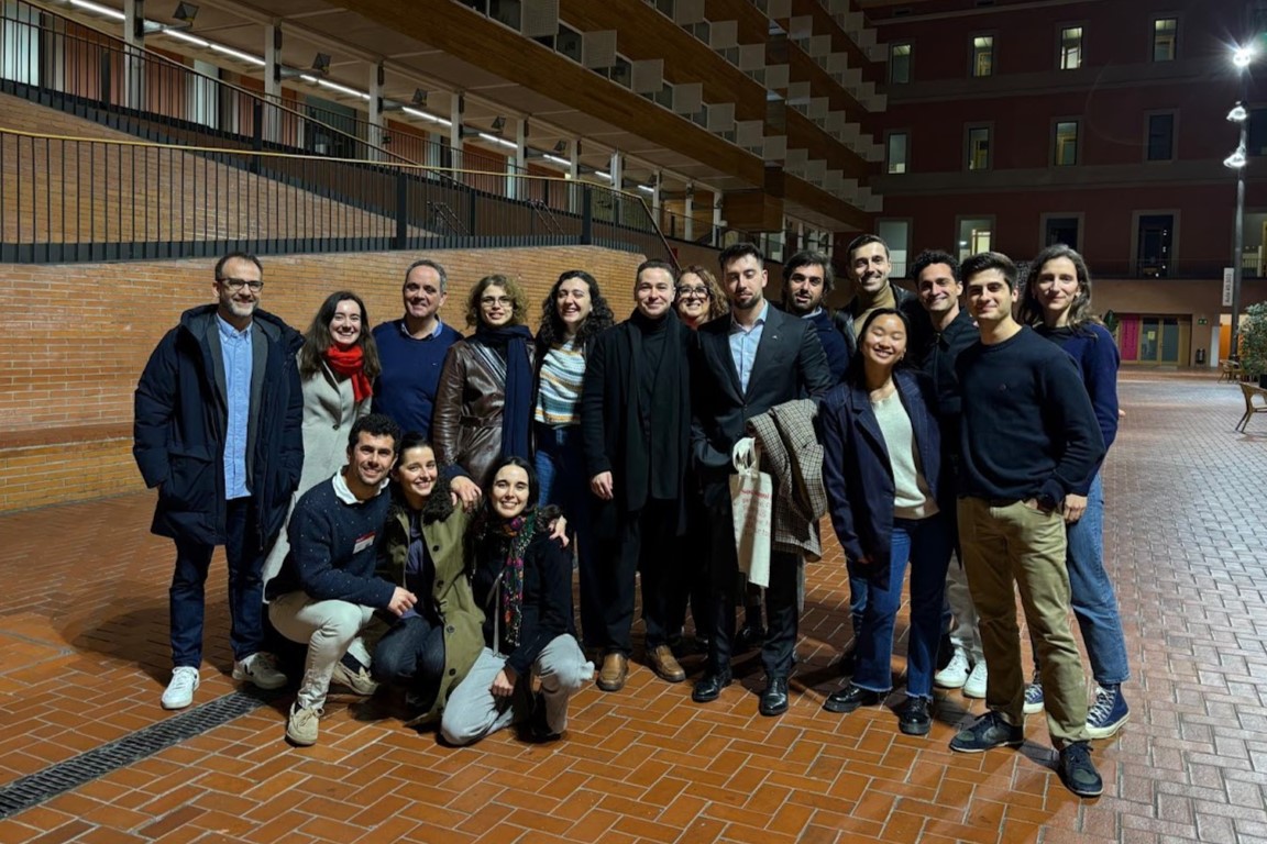 Participants de la VI Global Week, al pati de l'edifici Roger de Llúria de la UPF Imatge inicial - Participants de la VI Global Week, al pati de l'edifici Roger de Llúria de la UPF