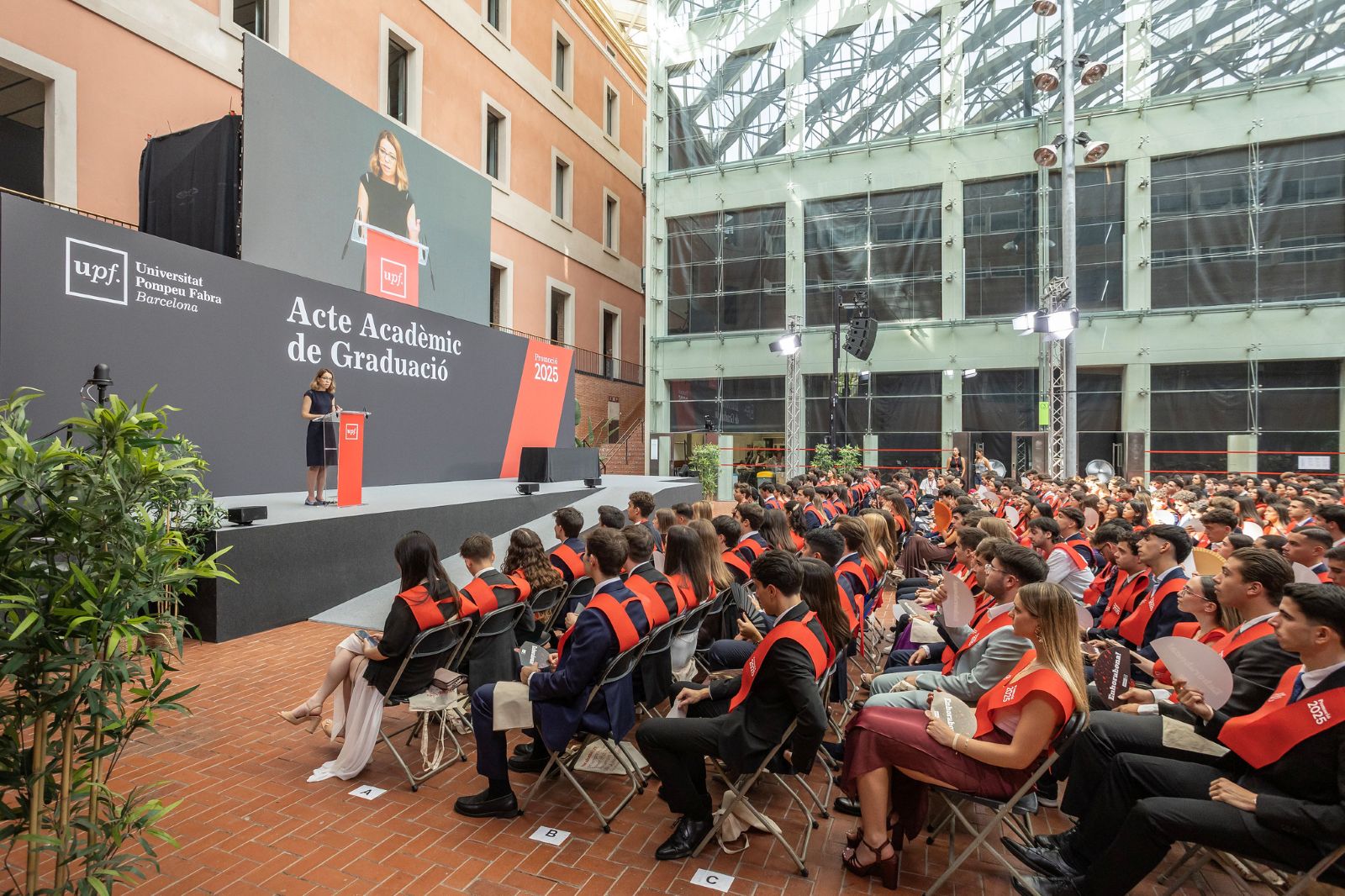 Durant l'Acte Acadèmic de Graduació de 2025, mentre l'alumni Montserrat Martínez Parera pronunciava la seva lliçó Imatge inicial - Durant l'Acte Acadèmic de Graduació de 2025, mentre l'alumni Montserrat Martínez Parera pronunciava la seva lliçó