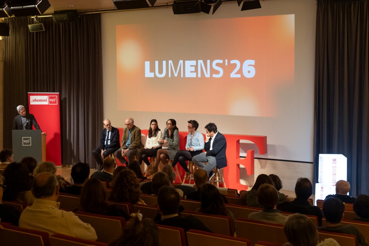 Oriol Nolis, presentador de l’acte, i els ponents Albert Carreras (economia), Alfonso Martínez Arias (ciència), Irene Escorihuela (societat), Berta Barbet (política), Anna Cerdà (cultura) i Miquel Oliver (innovació i tecnologia) Imatge inicial - Oriol Nolis, presentador de l’acte, i els ponents Albert Carreras (economia), Alfonso Martínez Arias (ciència), Irene Escorihuela (societat), Berta Barbet (política), Anna Cerdà (cultura) i Miquel Oliver (innovació i tecnologia)