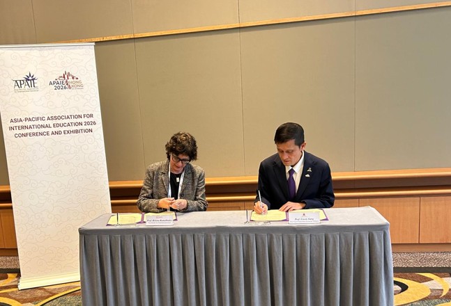 Helena Ramalhinho, vicerectora d’Internacionalització de la UPF, signant el conveni amb la Universitat Xinesa de Hong Kong (CUHK).
