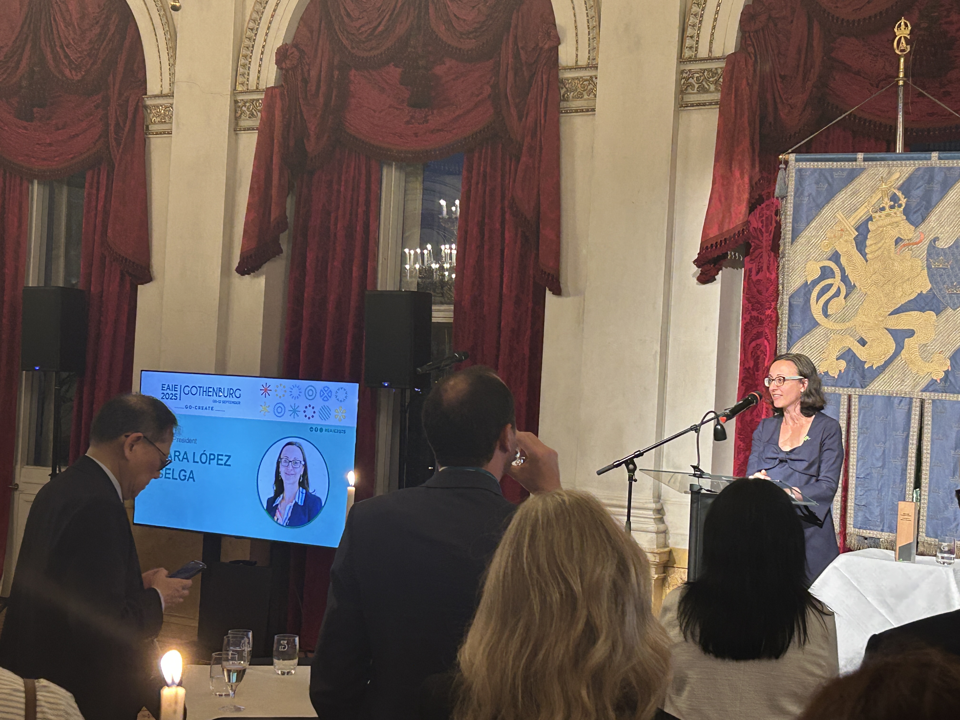 Sara López, com a presidenta de l'EAIE, intervenint durant la conferència.