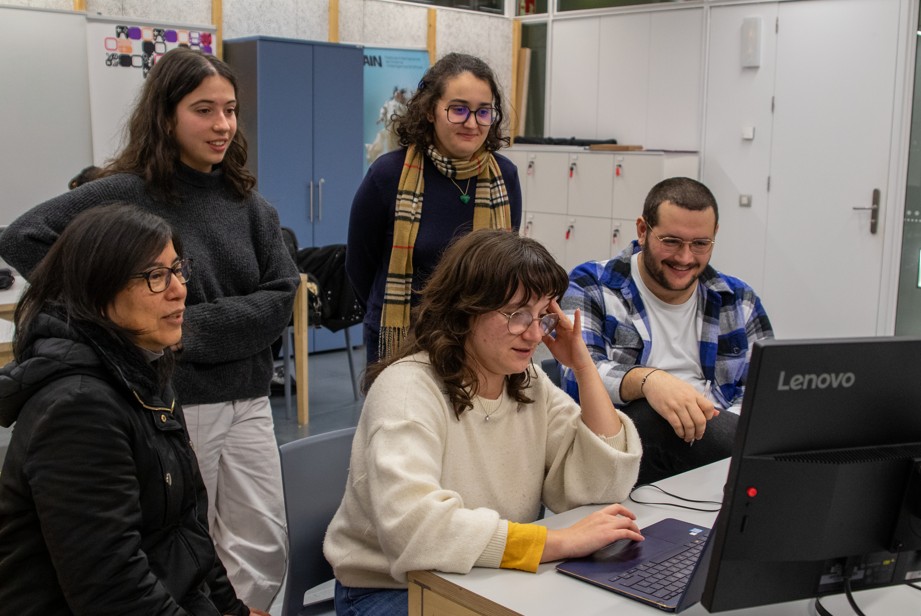 Raquel Sans, una de les estudiants entrevistades (dempeus, a la dreta), durant una de les estones de joc de la sessió del 3 de desembre.