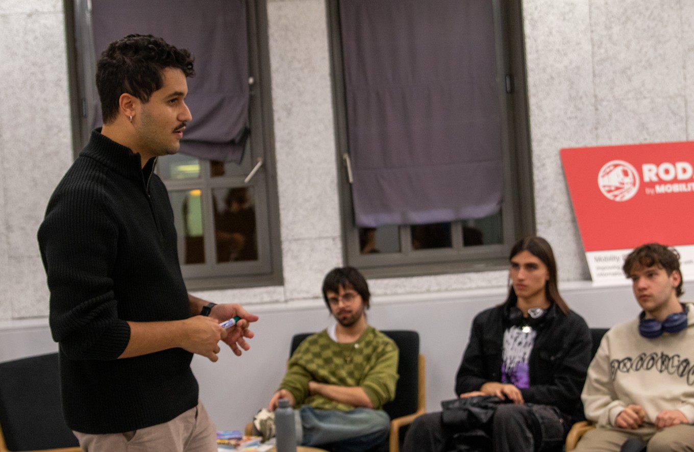 Gabriel Norte, un altre dels estudiants entrevistats (assegut al centre) durant el debat inicial de la sessió del 3 de desembre de 2025.