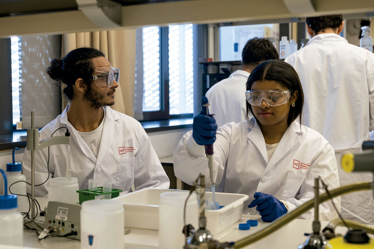 Estudiants al laboratori del campus del Mar