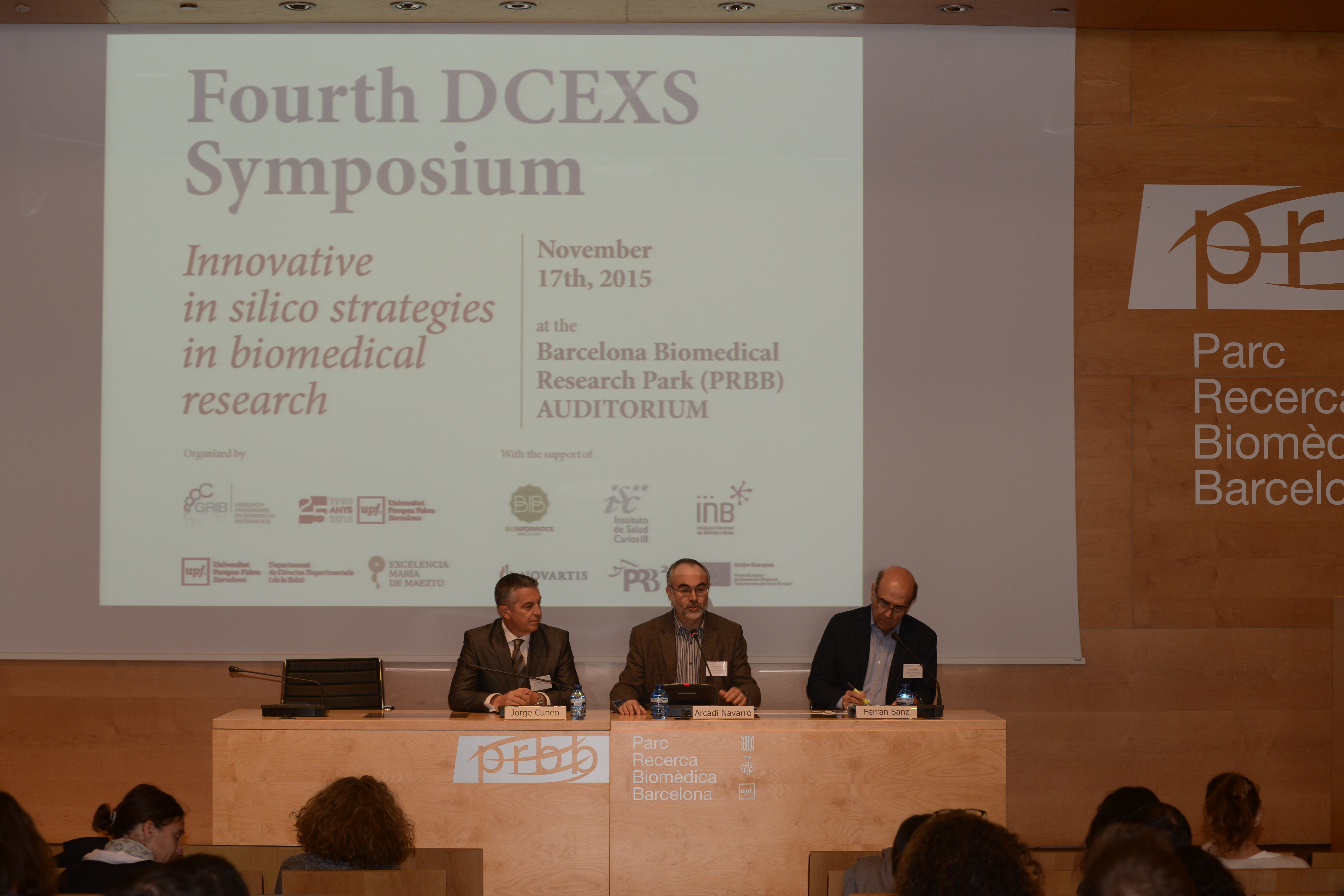 Jorge Cuneo, Arcadi Navarro i Ferran Sanz en la presentació del Simposi