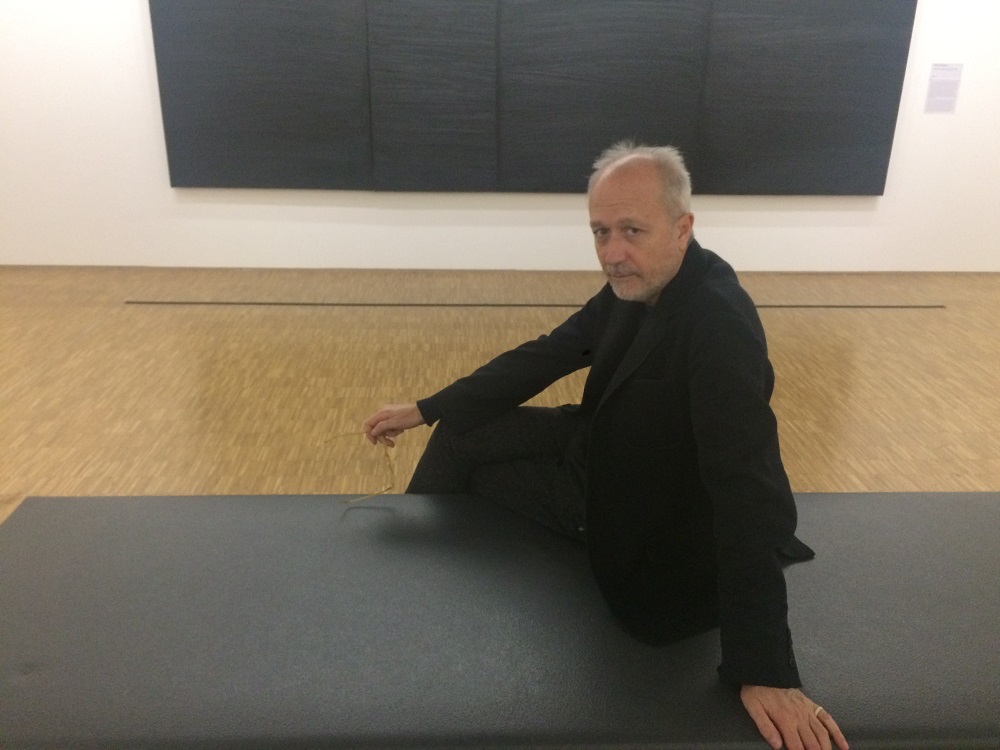 Amador Vega en la exposición Pierre Soulages, Centro Pompidou, París 2019