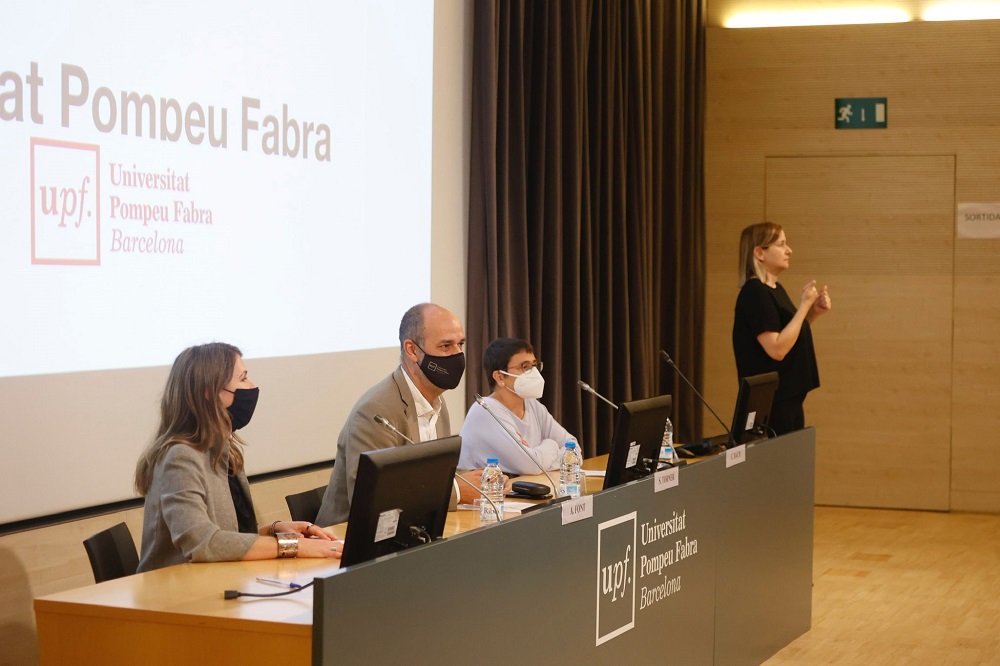 De izquierda a derecha: Ariadna Font Llitjós, Sergi Torner, Carme Bach y Pilar Peñuelas, intérprete de lengua de signos catalana (LSC)