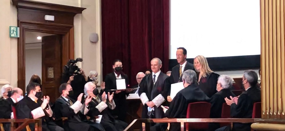 Joan Picó Junoy rebent la Gran Medalla d'Honor de l'ICAB de mans del seu degà i davant dels degans emèrits de la institució