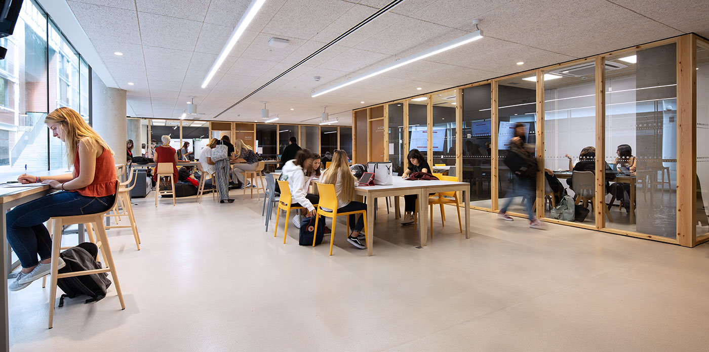 Students in the Tallers Area of the Poblenou campus
