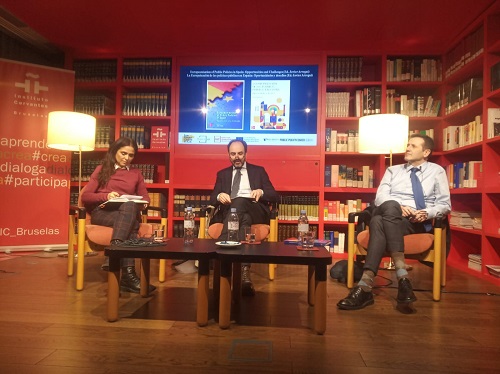 Javier Arregui (derecha) durante el acto de presentación de libro en el Instituto Cervantes de Bruselas