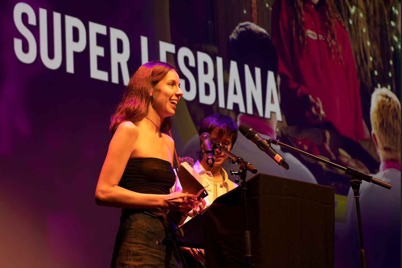 L'equip del videoclip Super lesbiana expressa el seu agraïment després d'haver rebut el premi 