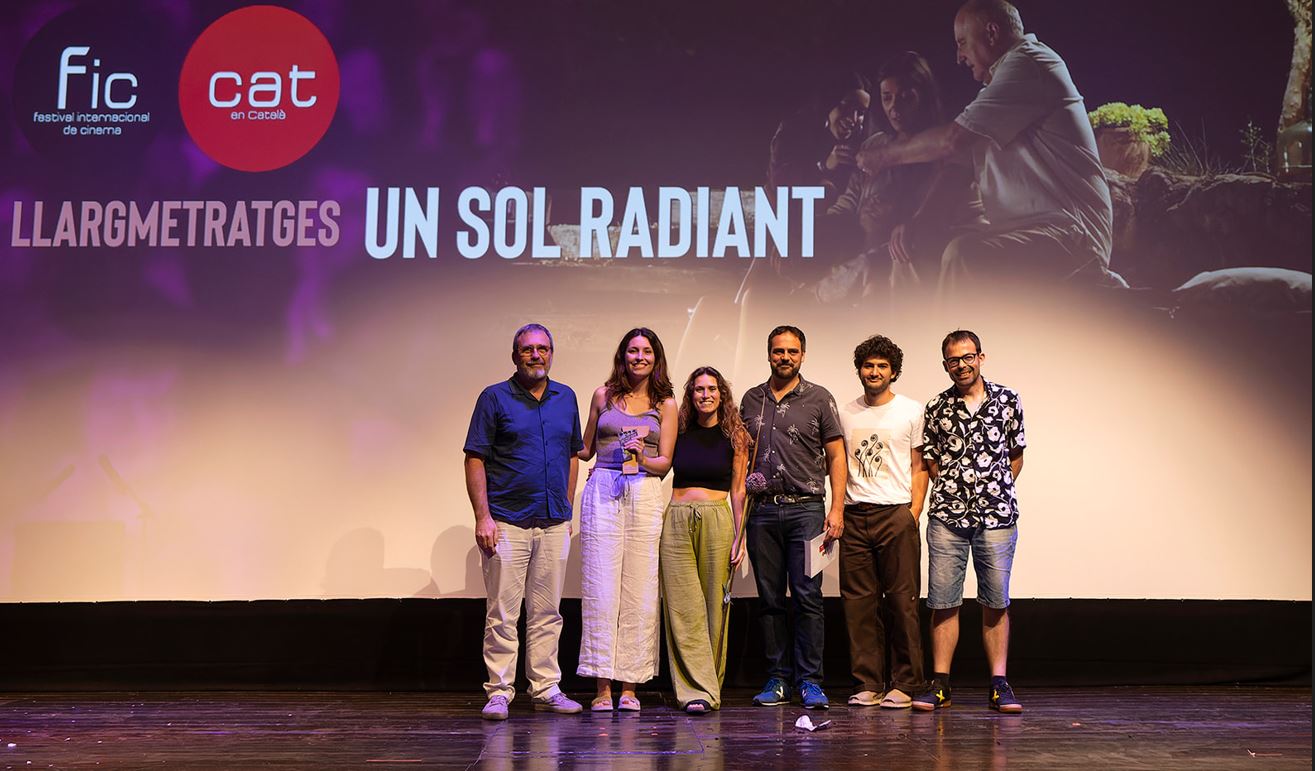 L'equip del film Un sol radiant, recollint el premi