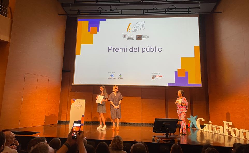 Anaïs Espinoso recull el premi del públic al concurs Rin4' de les universitats catalanes