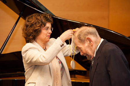 Sydney Brenner recives the honoris causa medal from de hands of Mireia Trenchs