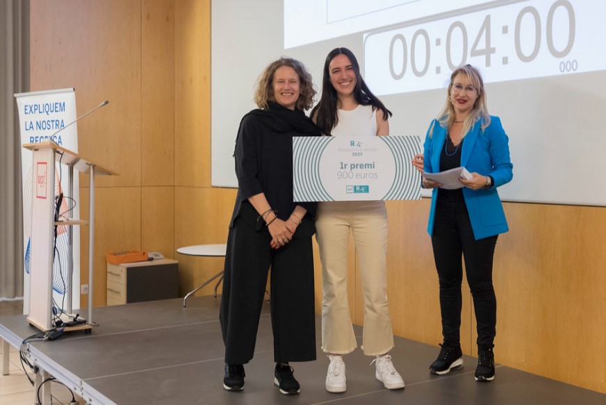 Anaïs Espinoso collecting the first prize with the rector Laia de Nadal.